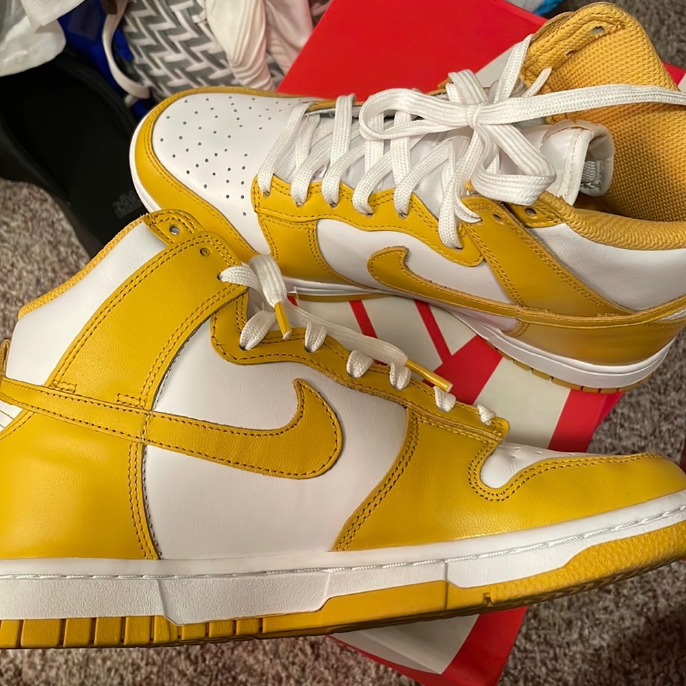 Nike Dunk High
Dark Sulfur (Women's)